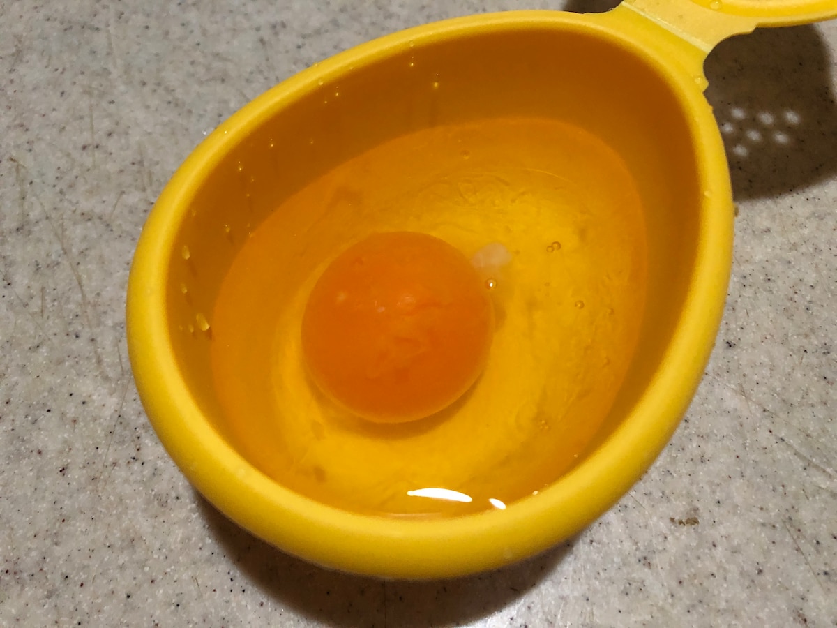 たまごがかぶるくらいの水を入れる