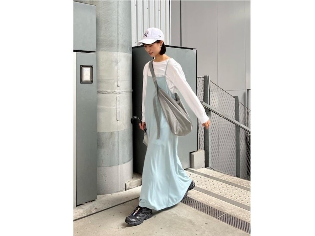 キャップ＆スニーカーでワンピースをフェス仕様に　出典：WEAR