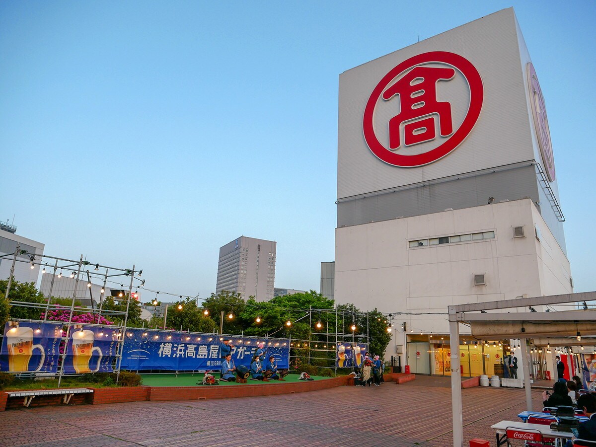横浜駅直結のロケーションが魅力の「横浜高島屋ビアガーデン 星空GRILL」（筆者撮影）