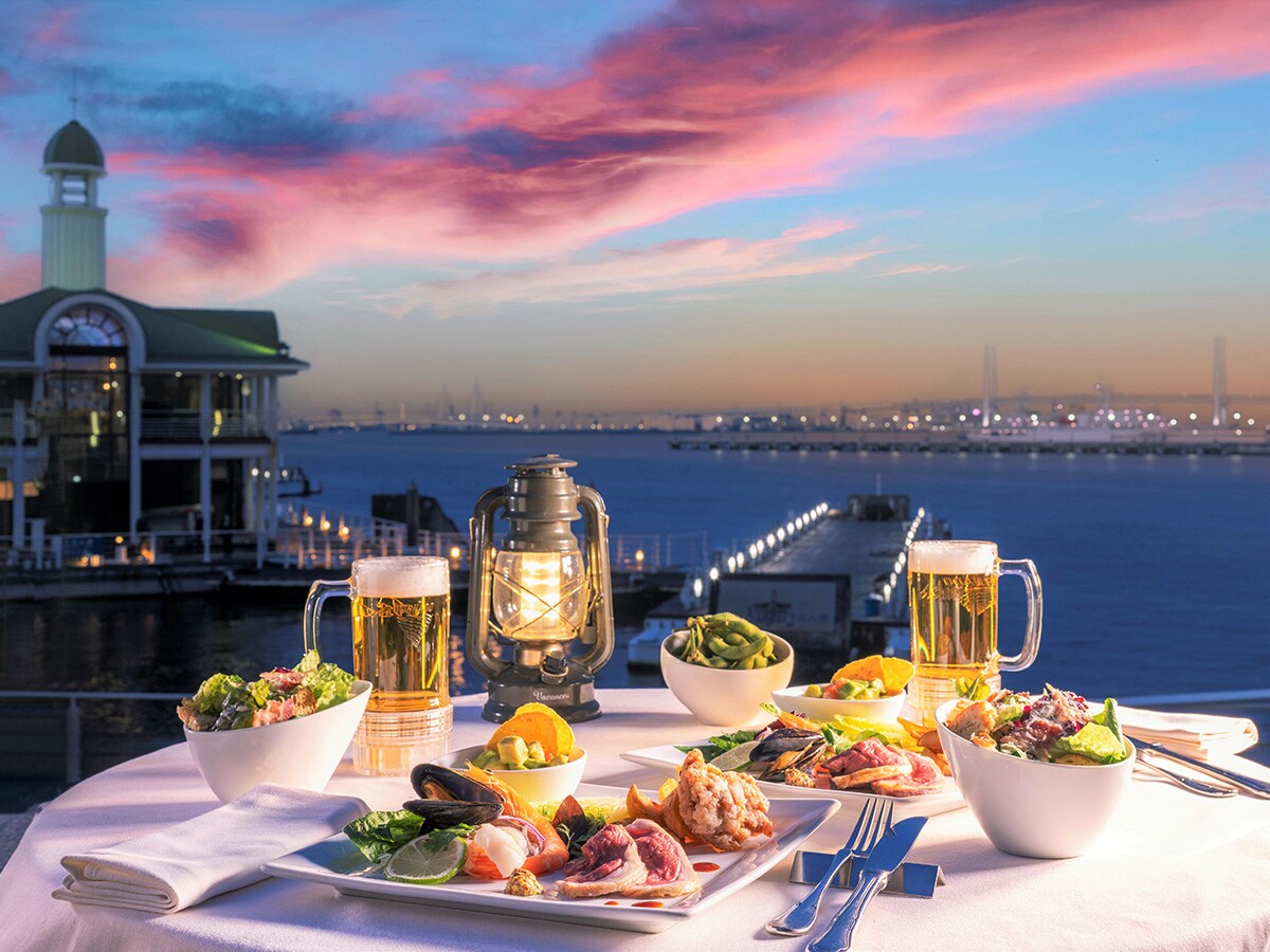 海に近い、ヨコハマ グランド インターコンチネンタル ホテル 屋外テラスでビールをグイっと！（画像はイメージ、提供画像）