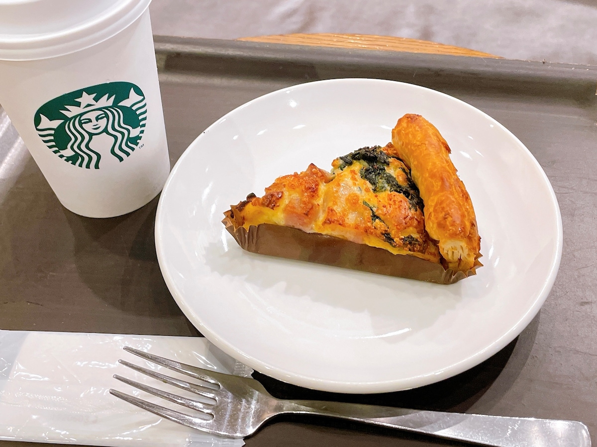濃厚なチーズのコクとサクサクのパイ生地がやみつきになる「ベーコンとほうれん草のキッシュ」