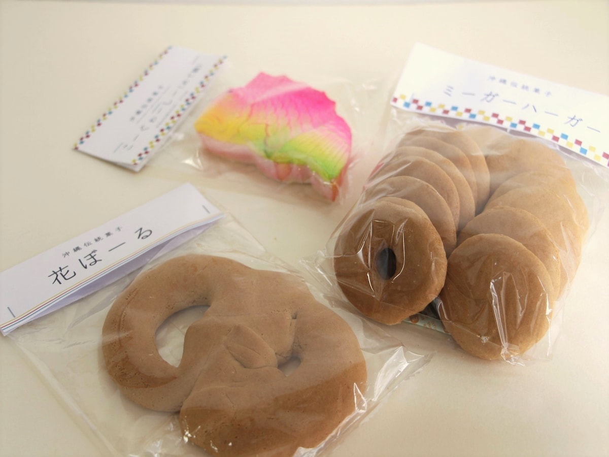 ワンコイン以下で購入できる、レトロかわいい琉球菓子たち。ほかにもいろいろ種類がある