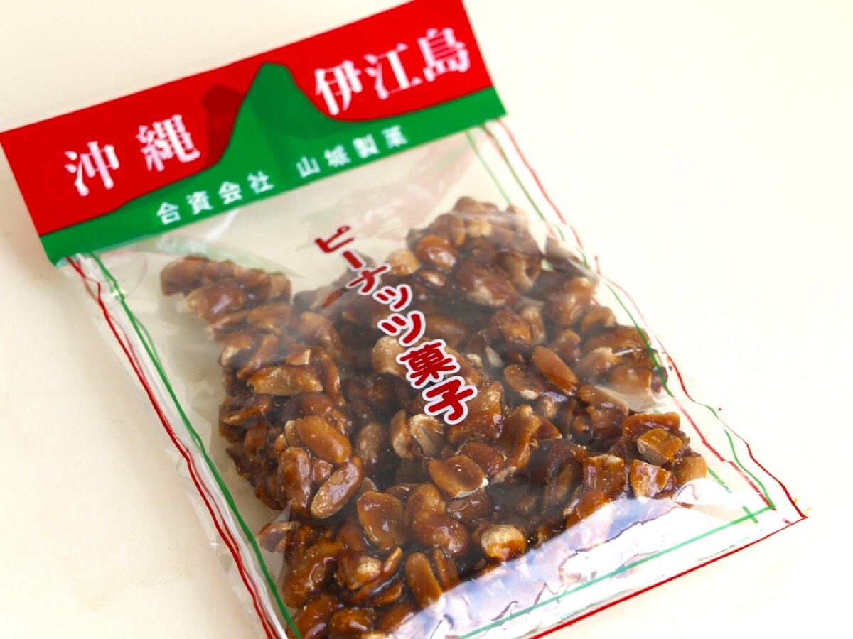 ピーナッツ菓子は伊江島土産としても有名。島の港でも販売している