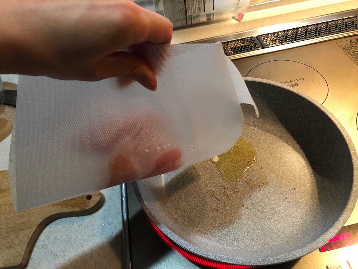 カットした食材は、そのままフライパンに移せる