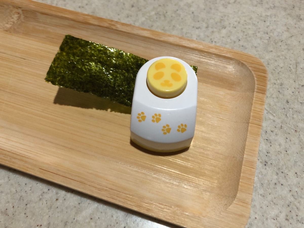 ダイソーの「のり用パンチ　アニマル」は海苔を挟んで使う