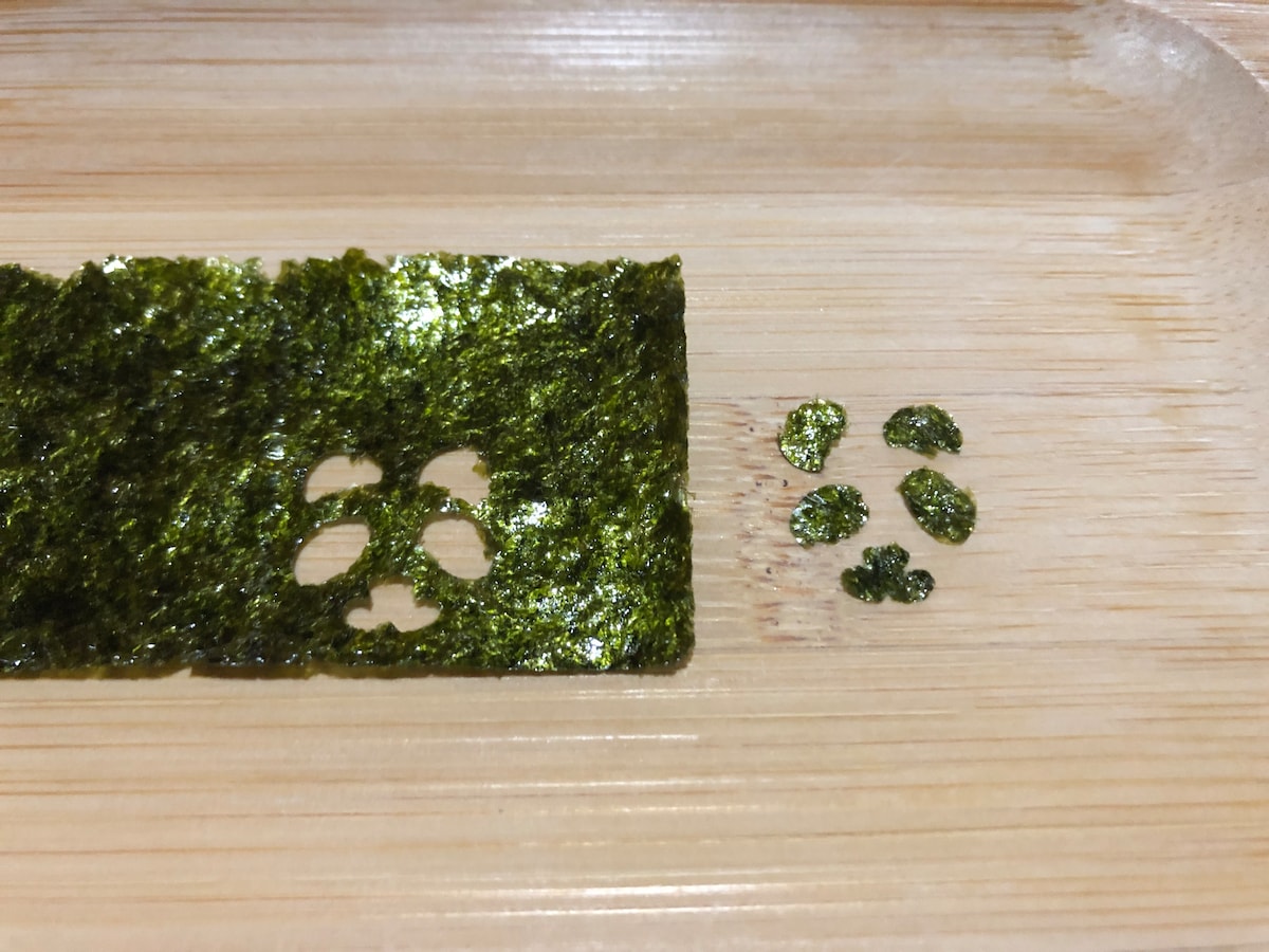 ダイソーの「のり用パンチ　アニマル」で切り取られるパーツは細かい