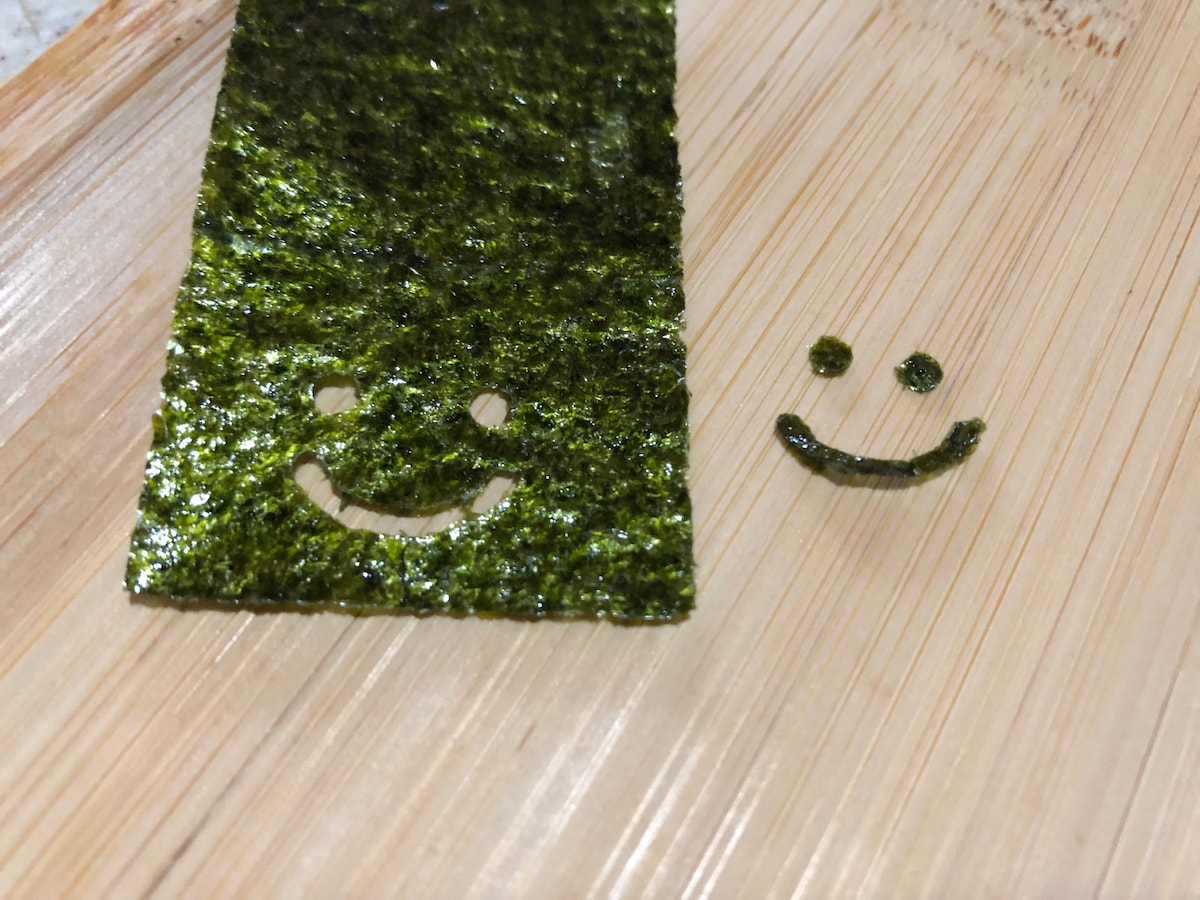 ダイソーの「のり用パンチ　フレンド」で切り抜いた海苔は形がシンプル