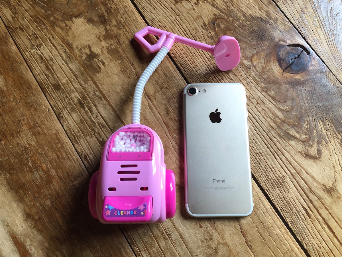 ダイソーの「ミニ掃除機」（左）、iPhone8（右）