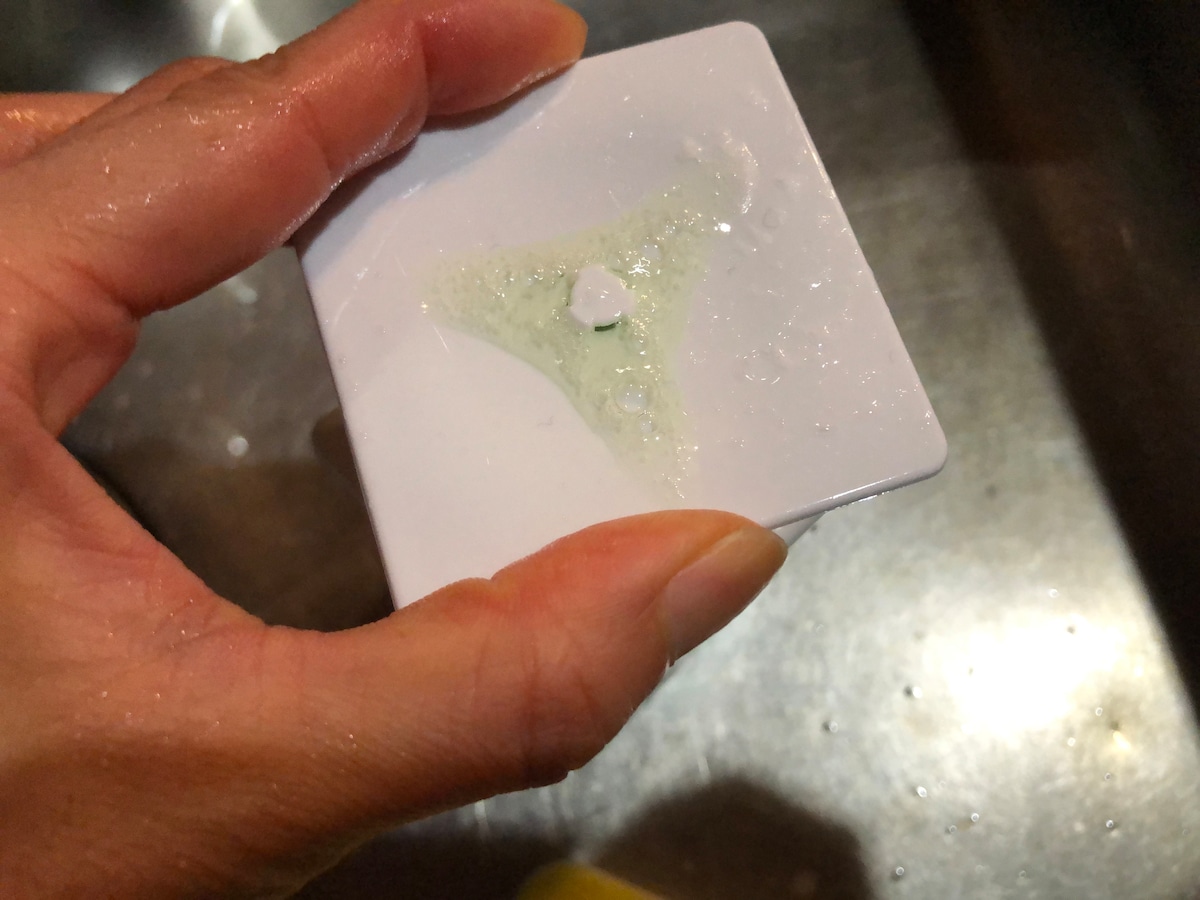 ダイソーの「らくらく洗剤ボトル」のお皿部分を押すと、洗剤が出てくる