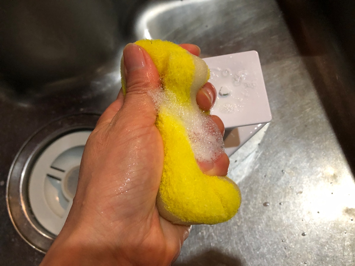 洗剤がスポンジについている