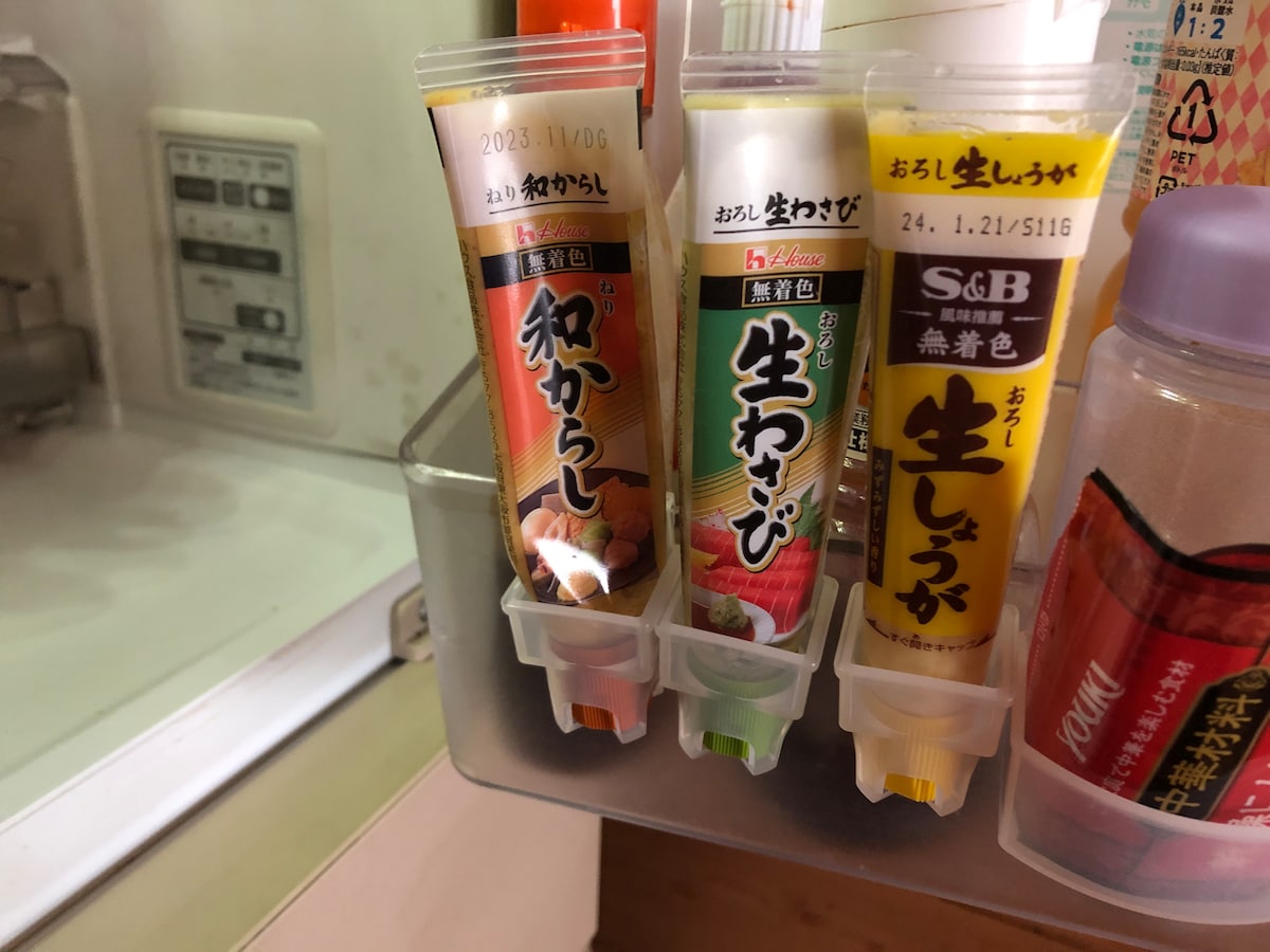 ダイソーの「薬味チューブホルダー」を使って薬味を手前に収納