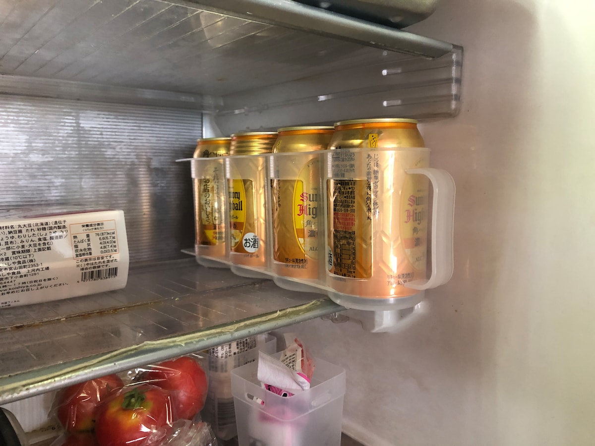 ダイソーの「缶ストッカー」は持ち手があって取り出しやすい