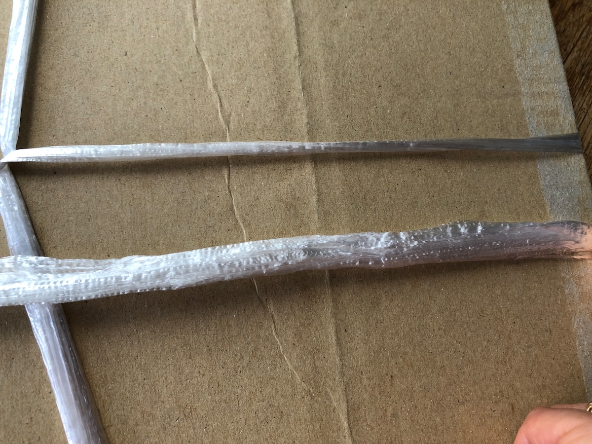ダイソーの「リサイクル素材を使用した環境にやさしい荷造りひも」（上）、「手が痛くなりにくい荷造りひも」（下）
