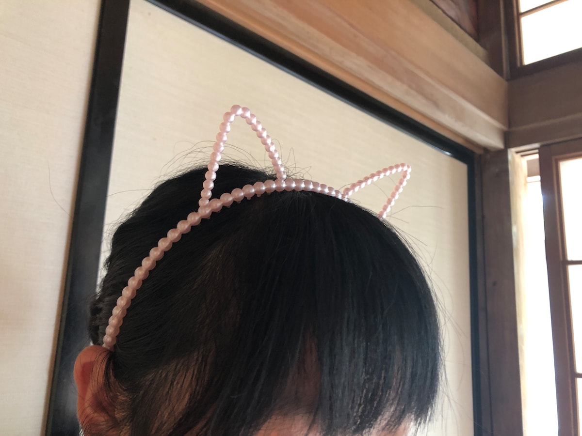 ダイソーの「猫耳カチューシャ　パール風」、こちらはピンク