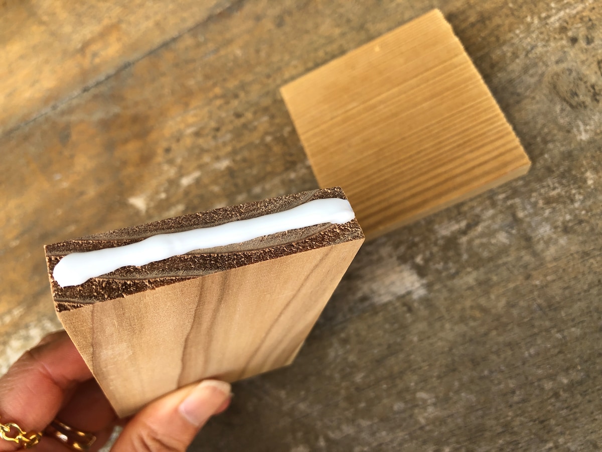 ダイソーの「木工用 接着剤」をぬる