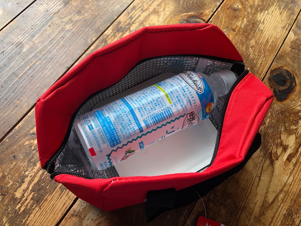 ダイソーの「保冷保温お弁当バッグ（コカ・コーラ）」にお弁当箱と500mlのペットボトルを入れてみる