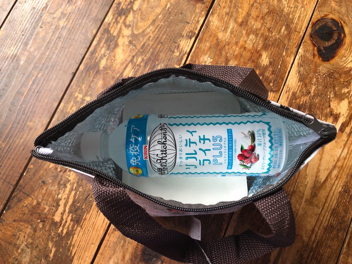 ダイソーの「保温保冷ランチトートバッグ」にお弁当箱とペットボトルを入れてみる
