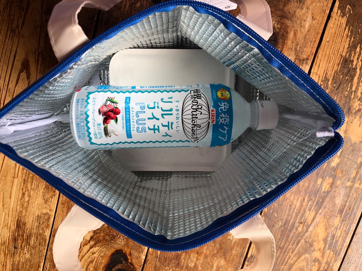 ダイソーの「舟形ランチトートバッグ（キャプテン翼）」にお弁当箱と500mlのペットボトルを入れてみる