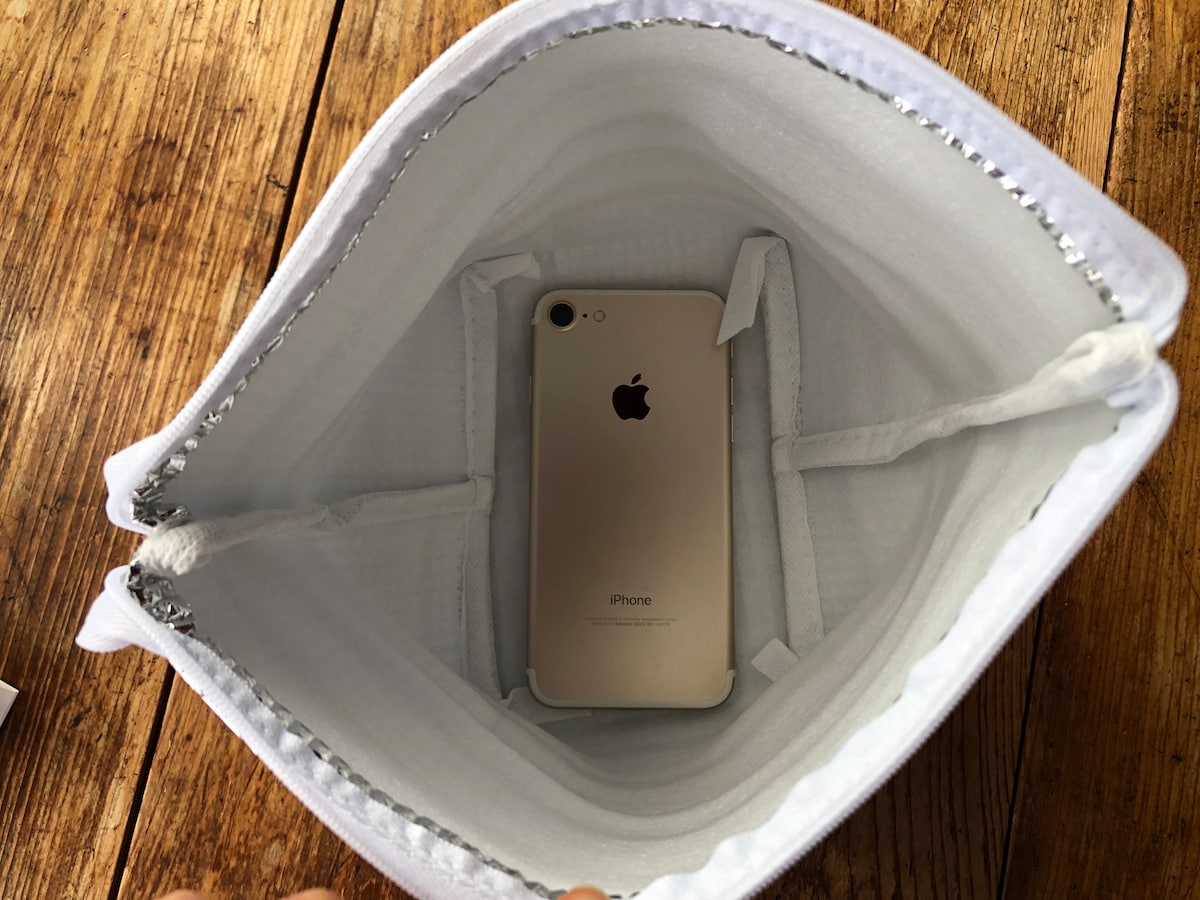 ダイソーの「バッグインバッグ」のサイズは小さめ。iPhone8を入れてみた