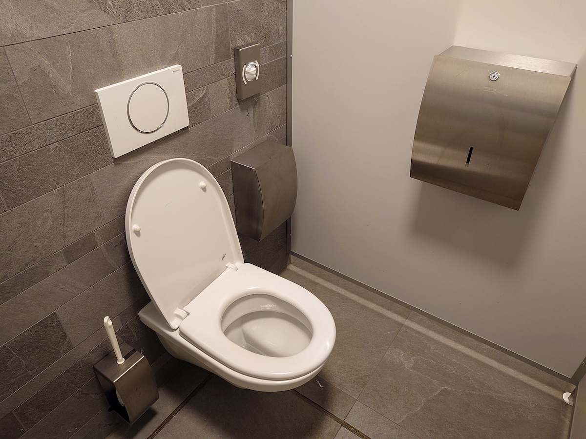 便座のある便器のほか、トイレットペーパー、ゴミ箱が備え付けられている