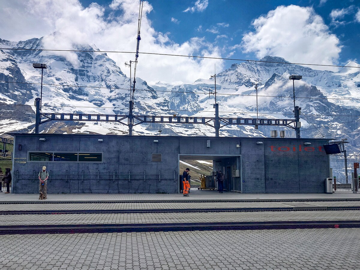 登山電車の乗換駅にある無料トイレ