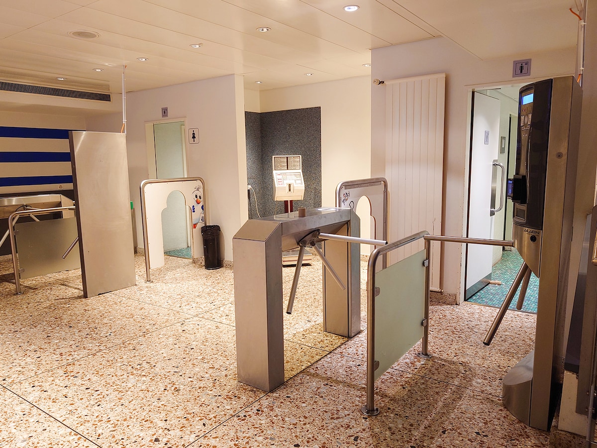 有料トイレの入口にあるゲート