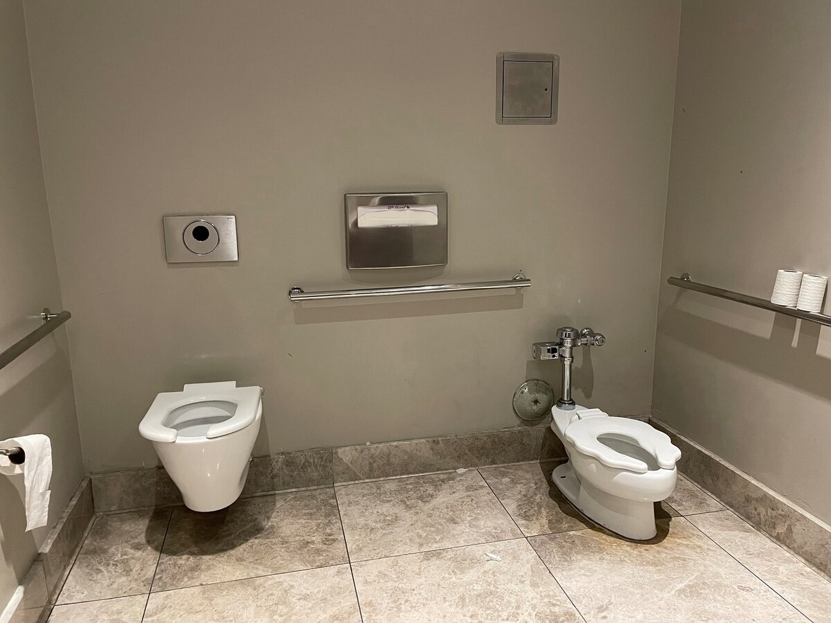ファミリーレストルームには一般用と子ども用、二種類のトイレがある