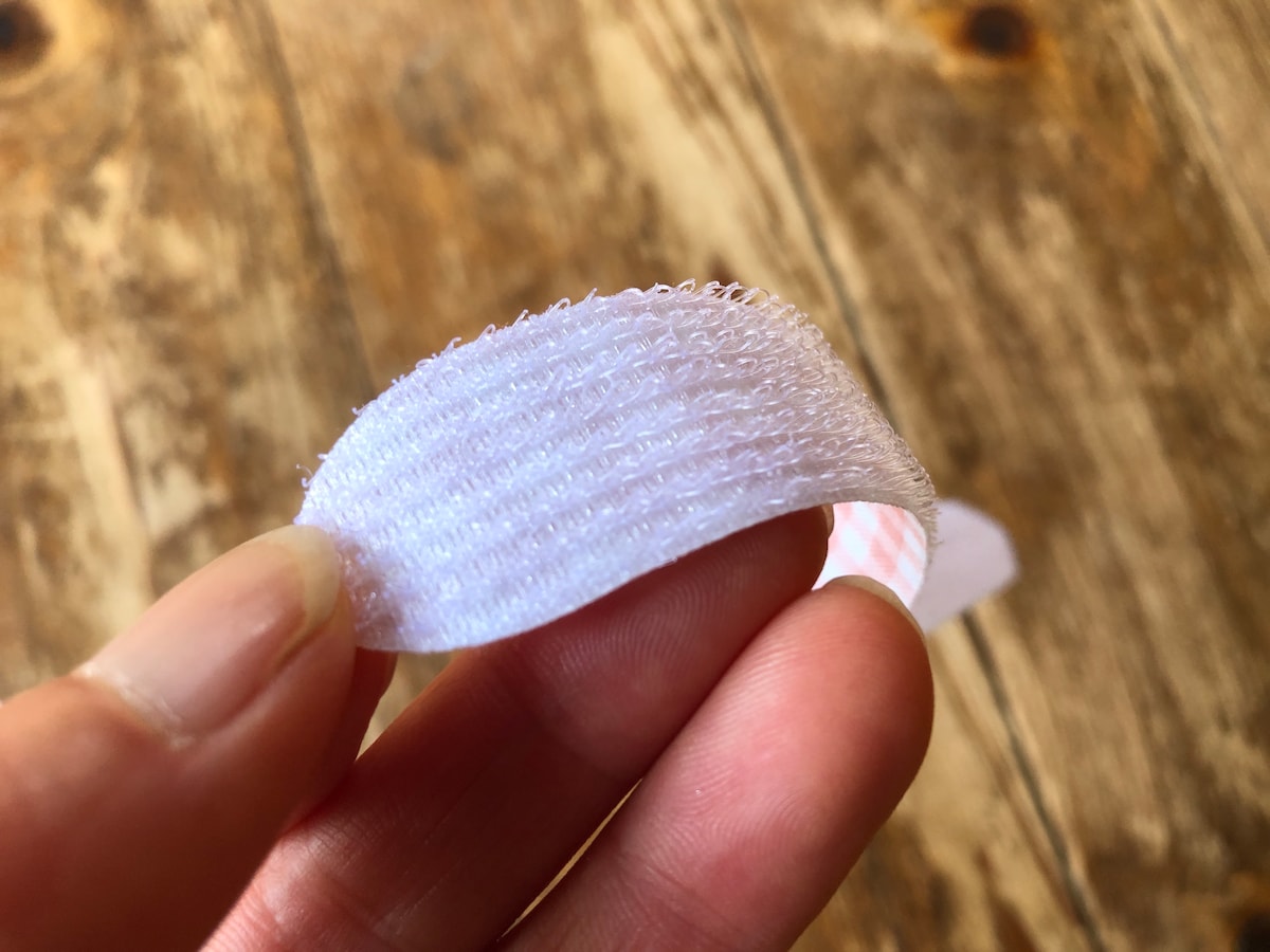 ダイソーの「テープヘアバンド」は裏側がマジックテープのようになっている