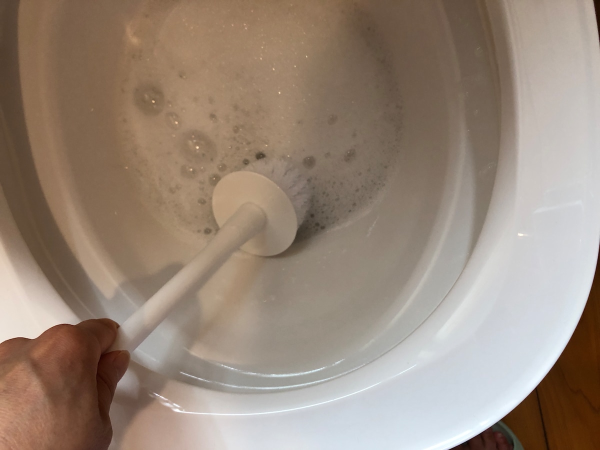 ダイソーの「トイレブラシ」は丸型で奥まで入りやすい