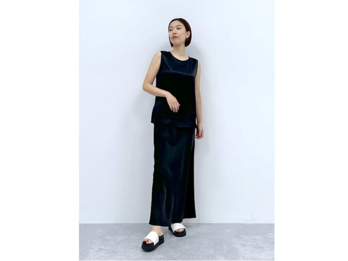 ノースリーブでも肌感が目立ちにくいツヤ素材もいちおし　出典：WEAR
