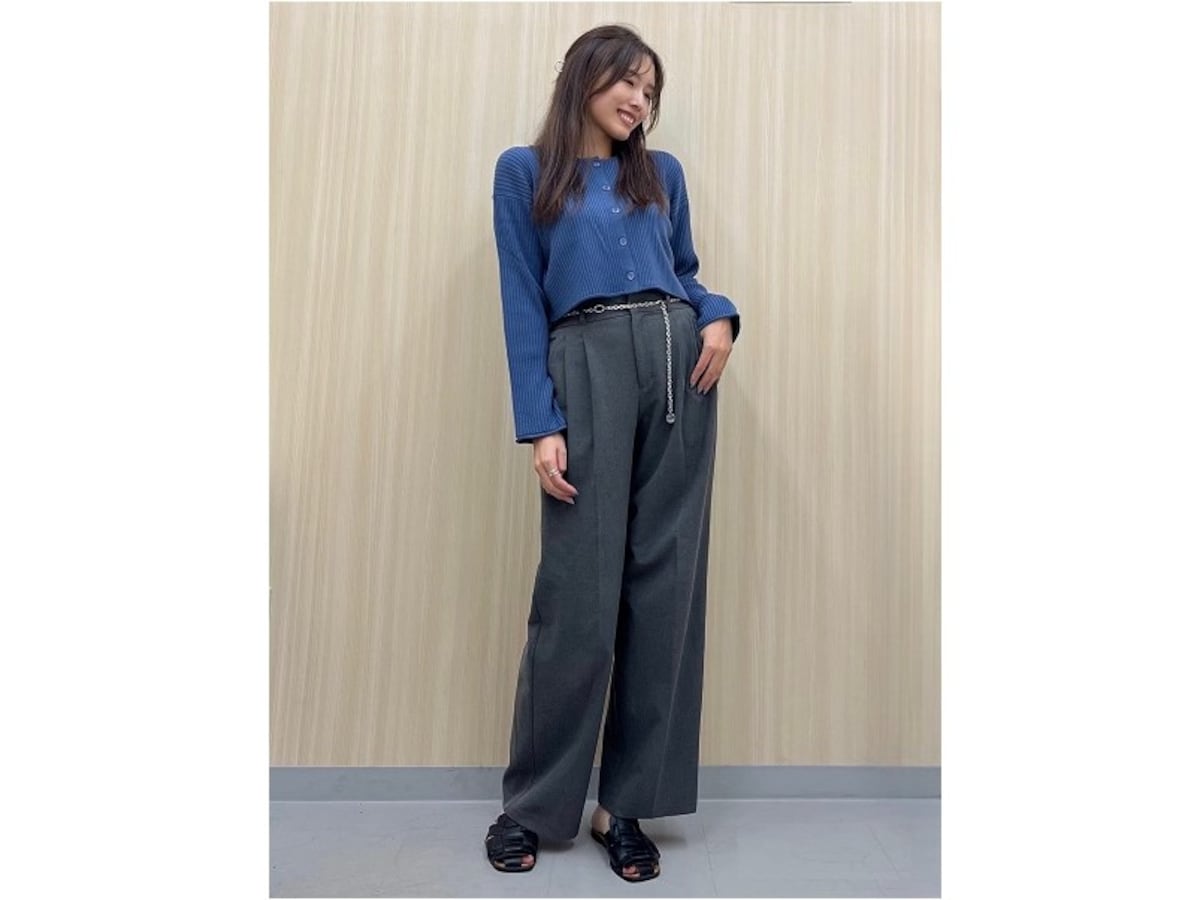 ブルーのニットカーデと合わせて秋へのスイッチコーデに　出典：StyleHint