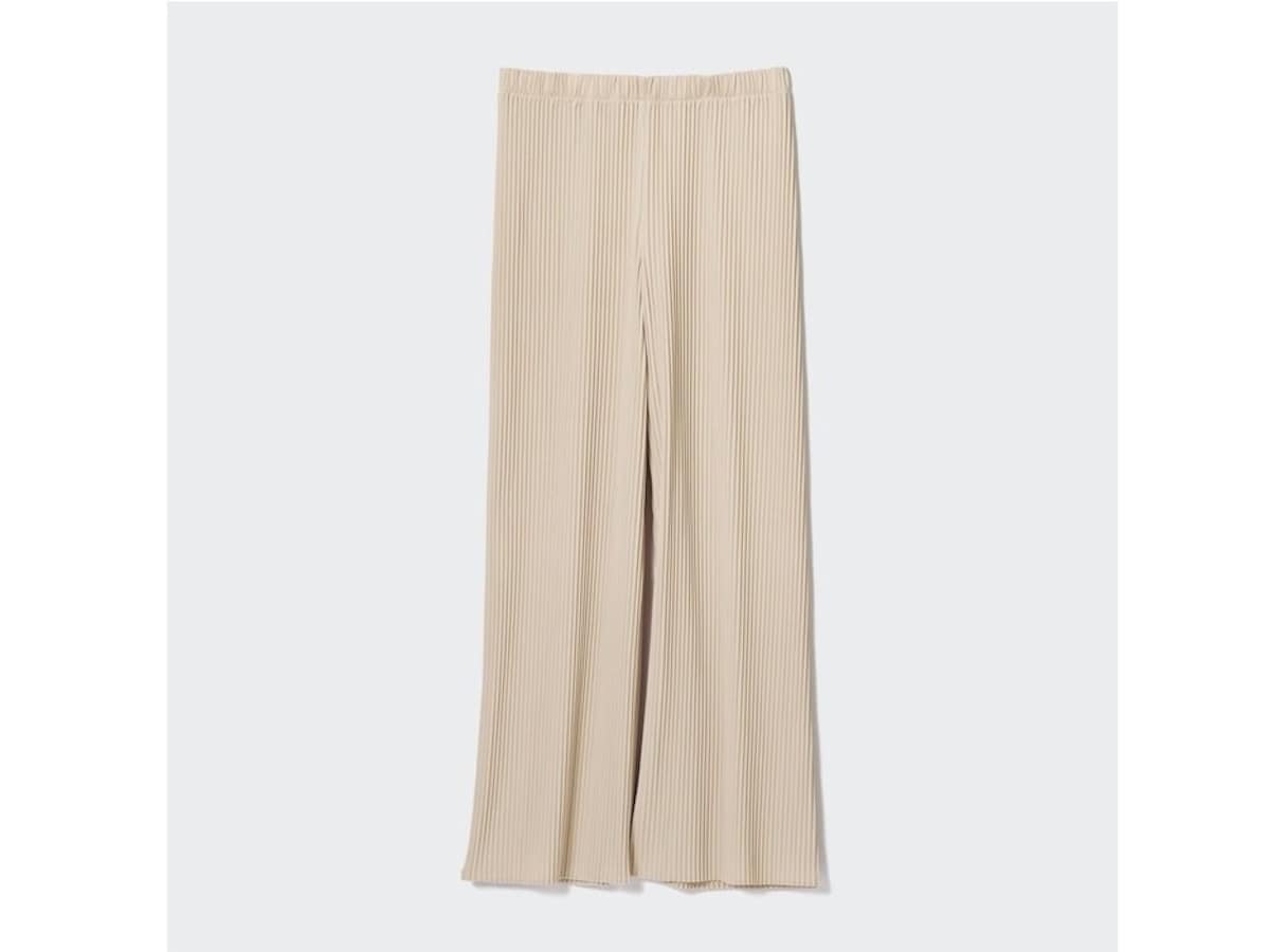 ユニクロ　プリーツストレートパンツ　2990円（税込）