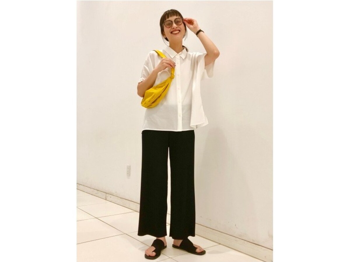 襟つきトップスを合わせればきれいめにも着られます　出典：StyleHint