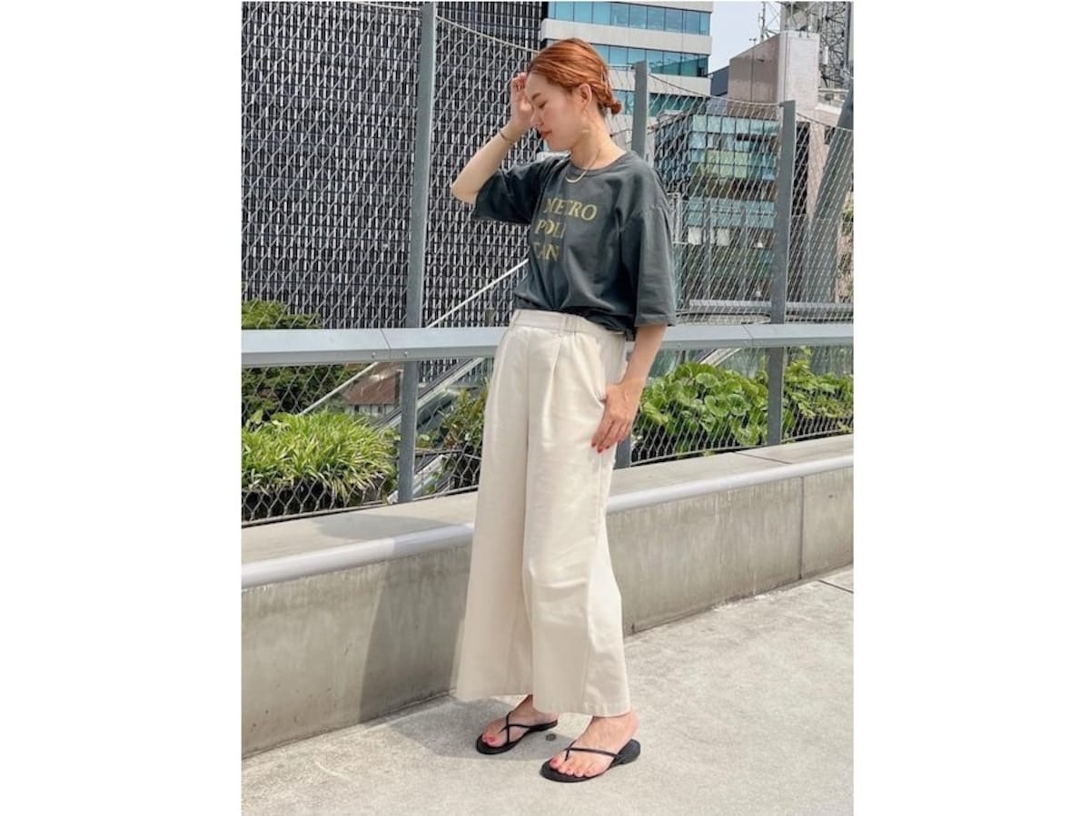 ベージュのリネンパンツはどんな夏コーデにも合わせられて万能です　出典：WEAR