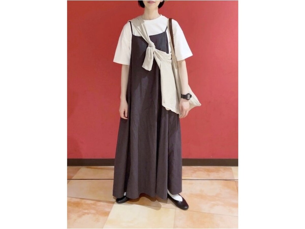 シャリっとした肌触りのUVカットカーディガンを巻いて　出典：WEAR
