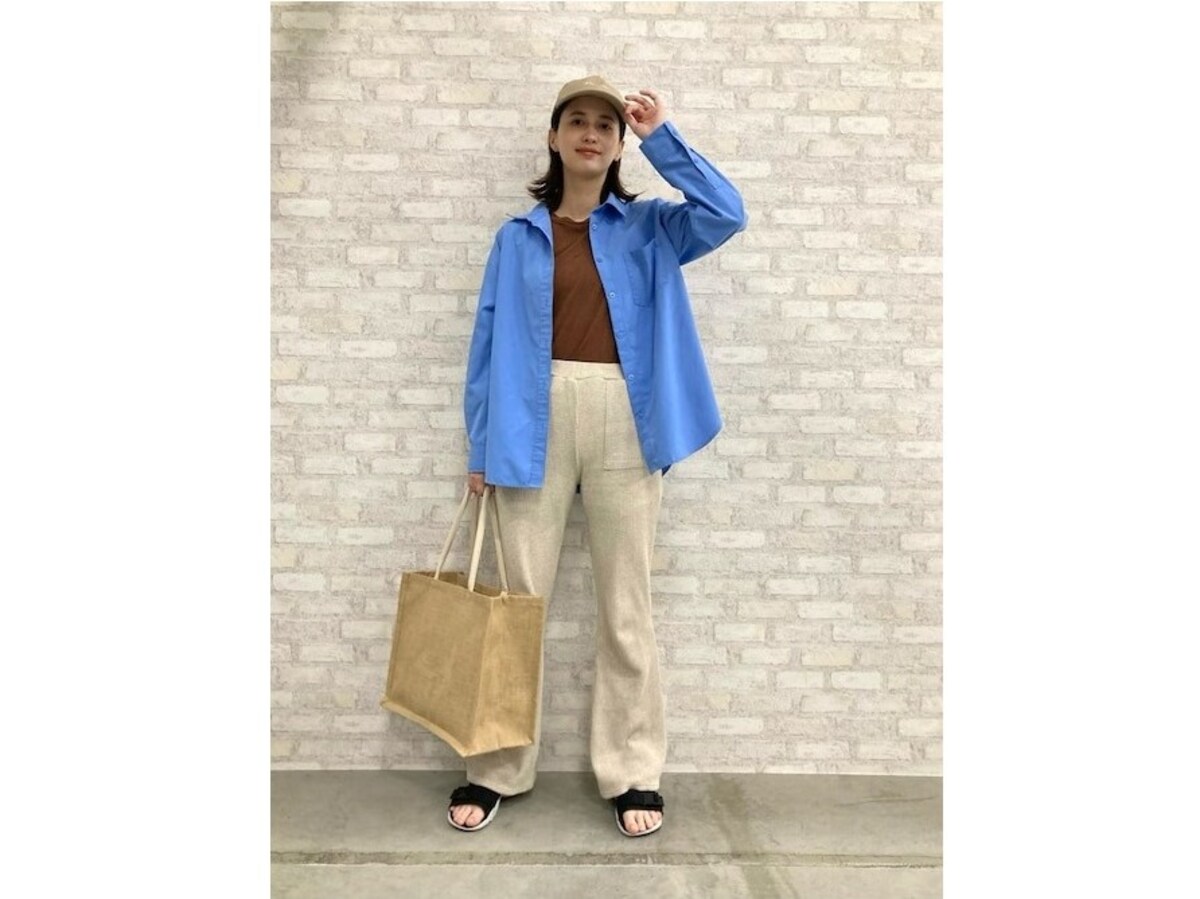 ナチュラルな風合いのジュートバッグは夏にぴったり　出典：WEAR