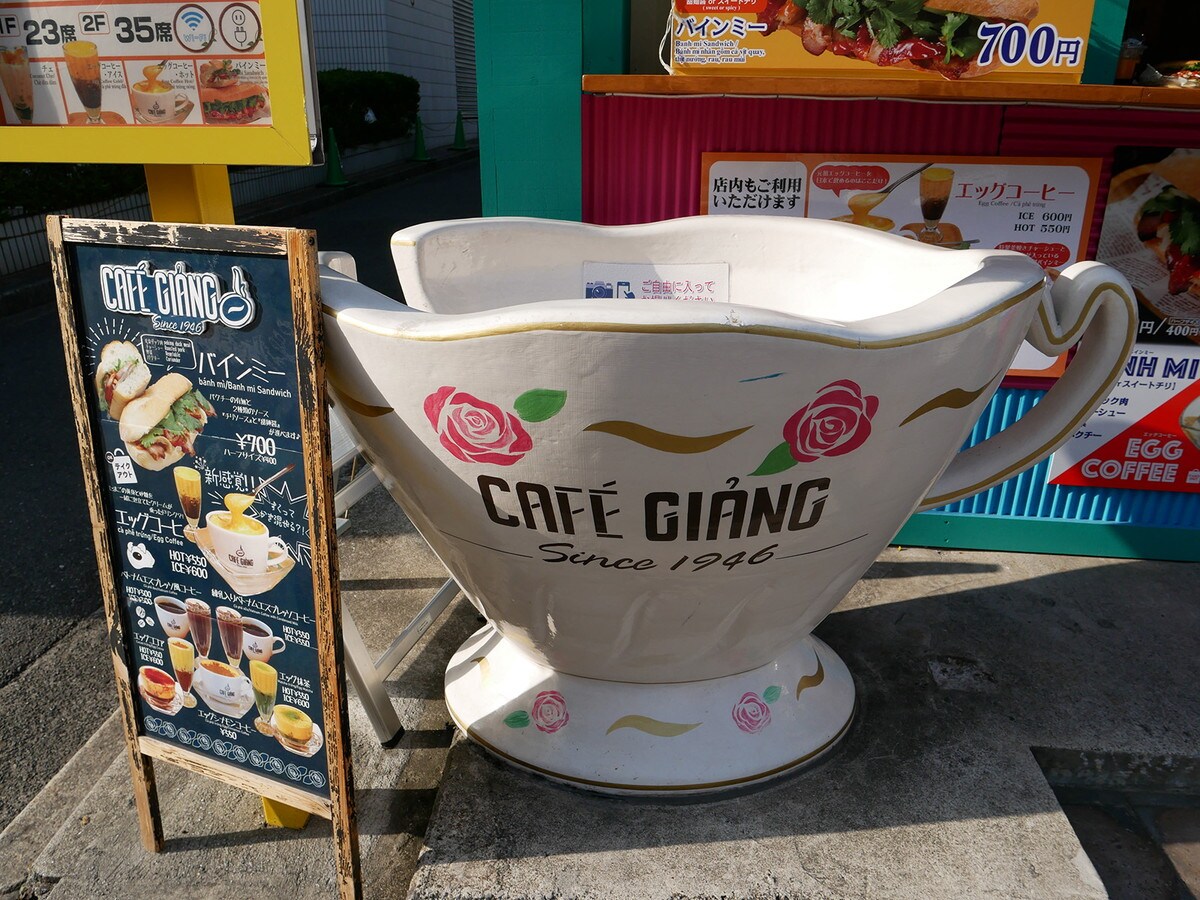 入口の横には大きなコーヒーカップは中に入って撮影OK