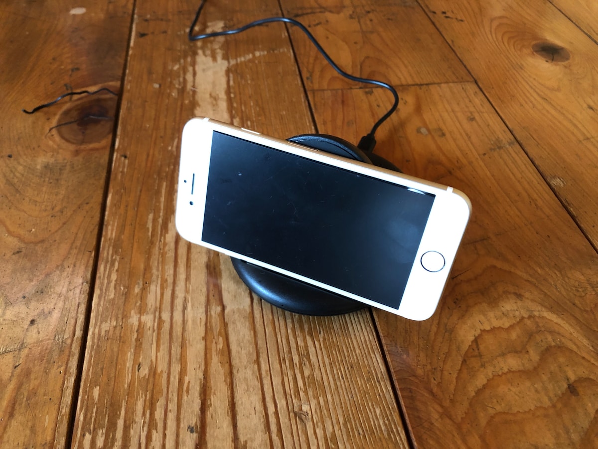 スマホを横置きにして「ラウンドワイヤレスチャージャー」で充電しながら動画をみられる