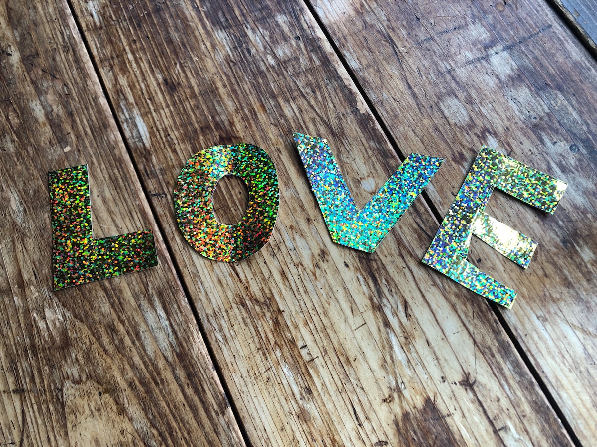 ダイソーの「コンサートデコステッカー　ホログラム　ゴールド」で「LOVE」を作る