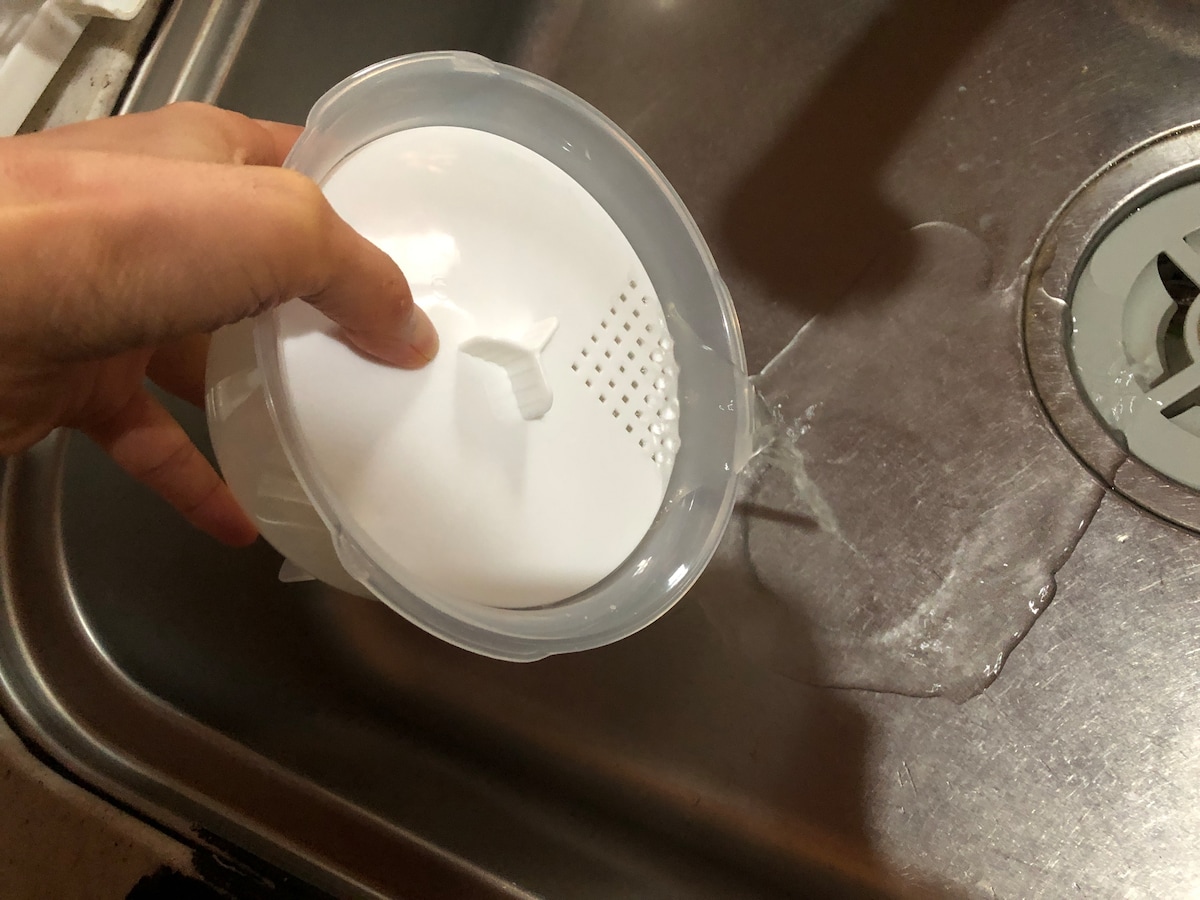 水を捨てる際には中フタを使おう
