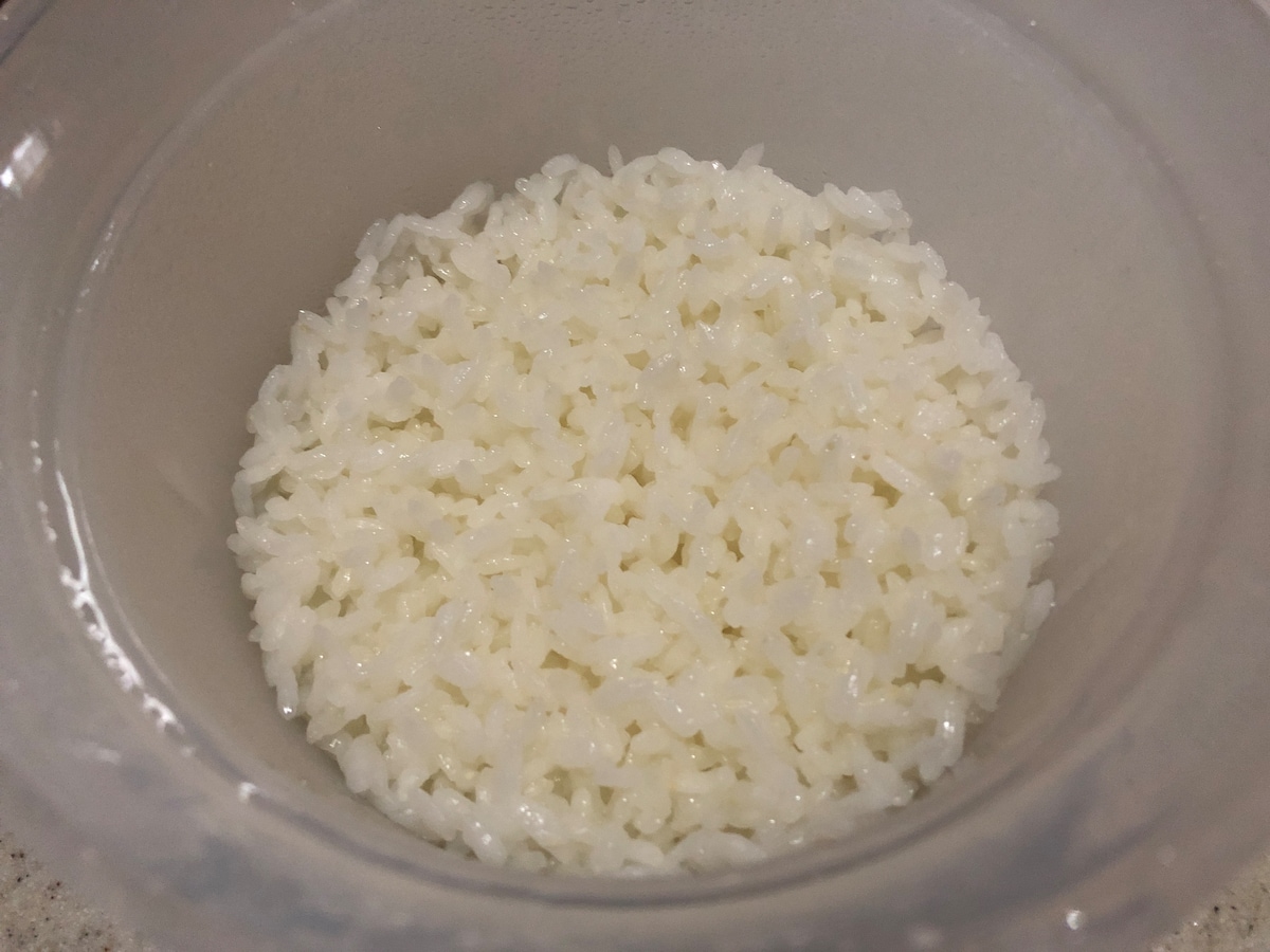 電子レンジで加熱し、20分蒸らしたご飯