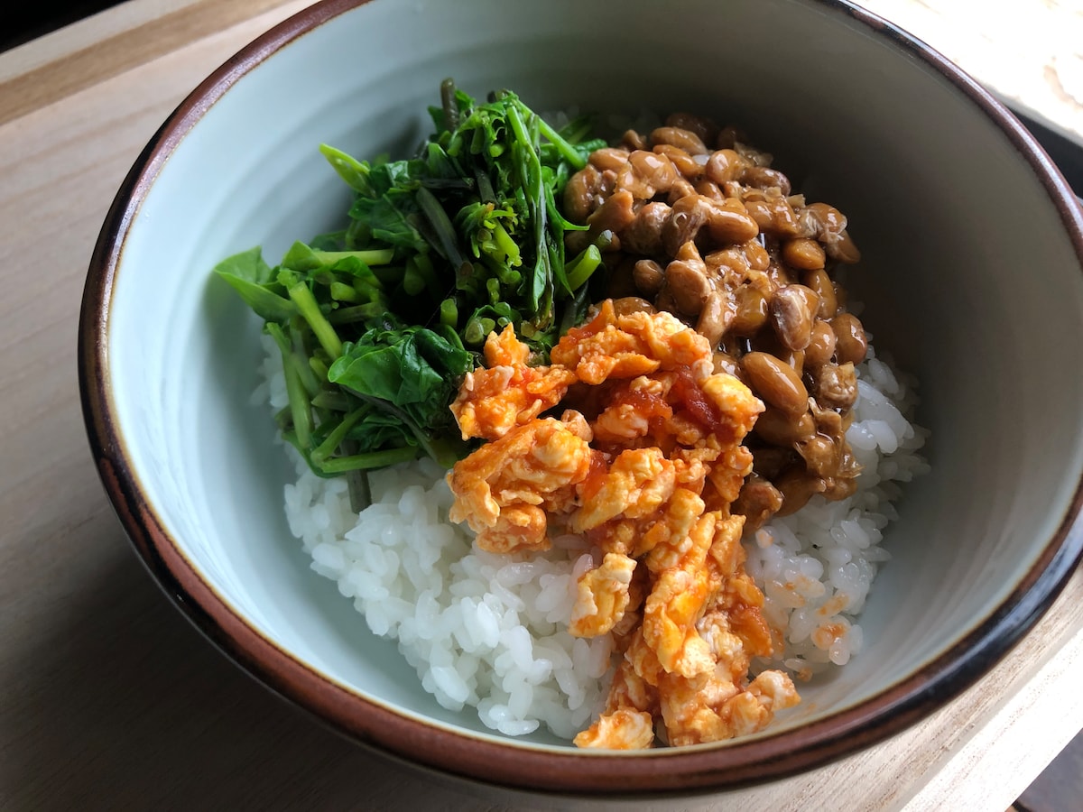 納豆、スクランブルエッグ、青菜をのせた3食丼
