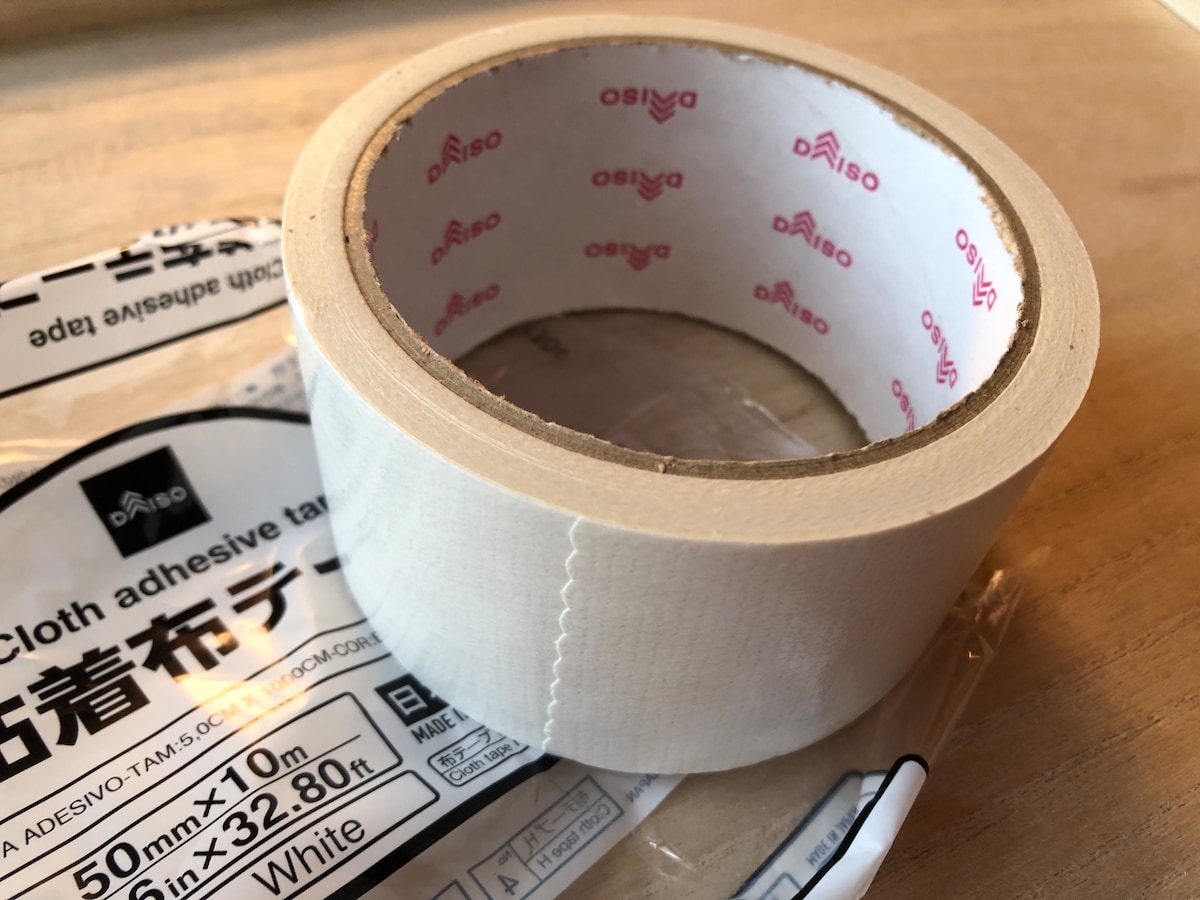 ダイソーの「粘着布テープ　白」