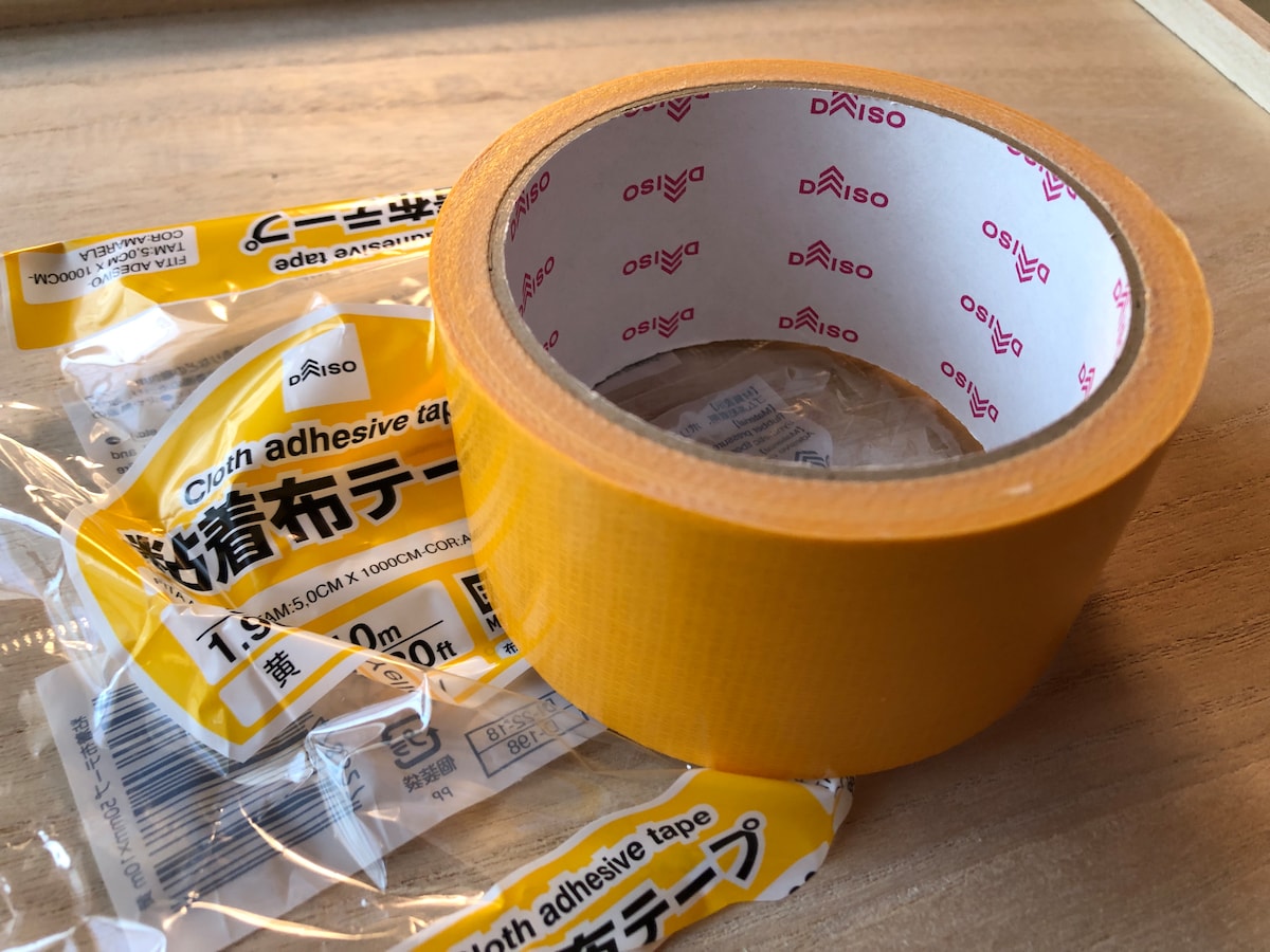 ダイソーの「粘着布テープ　黄」