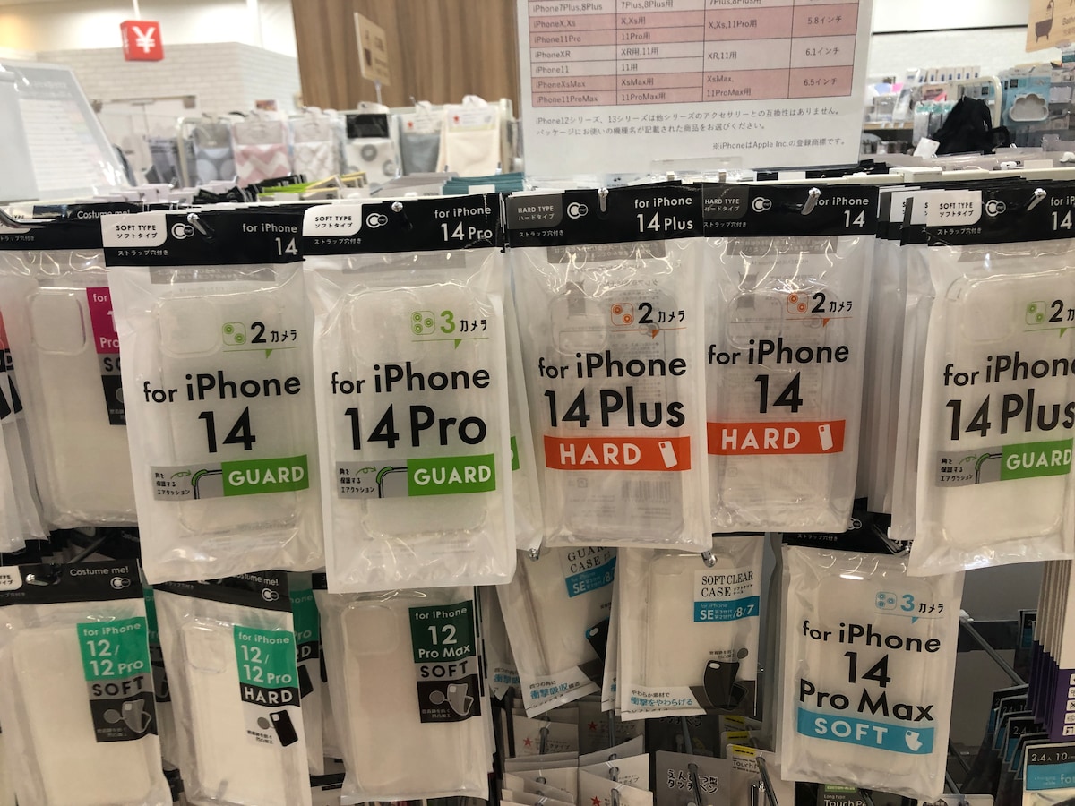 キャンドゥの「iPhoneケース」はクリアタイプがメイン