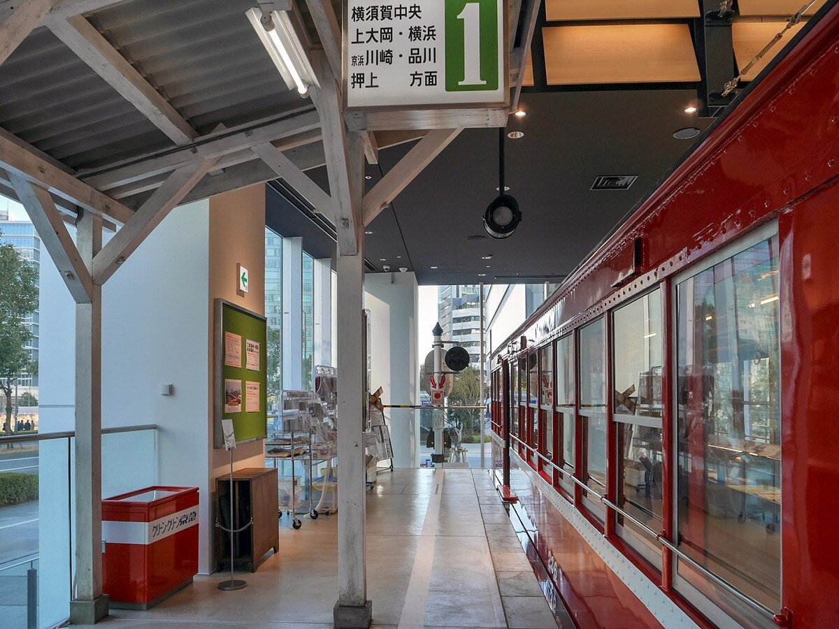 同車両が引退した1970年代の風景を再現したホーム