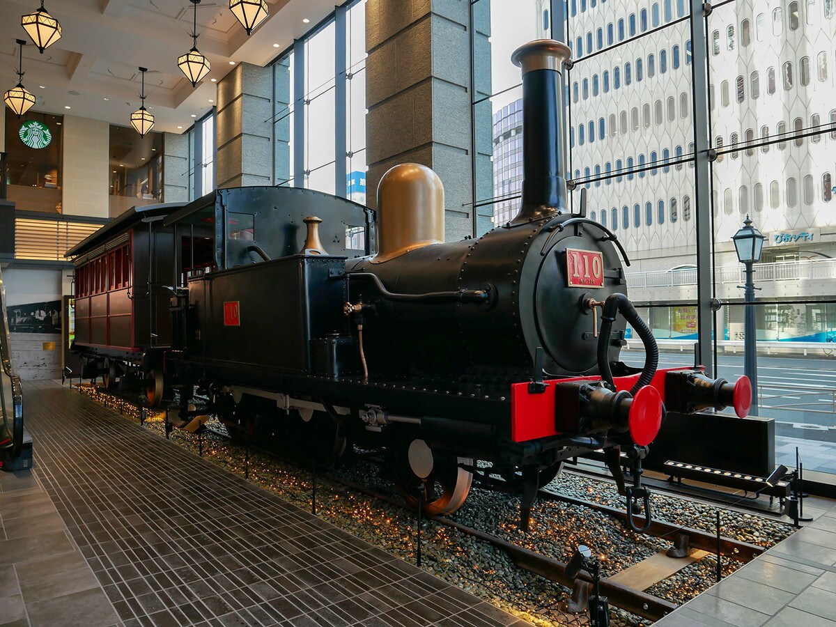鉄道創業当時に走行していた110形蒸気機関車を展示（筆者撮影）