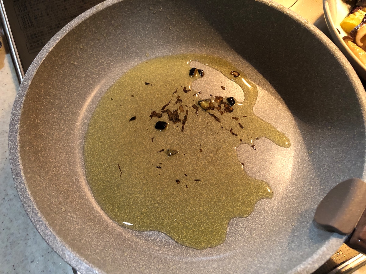 フライパンに残った油をダイソーの「わたぐも」で吸い取る