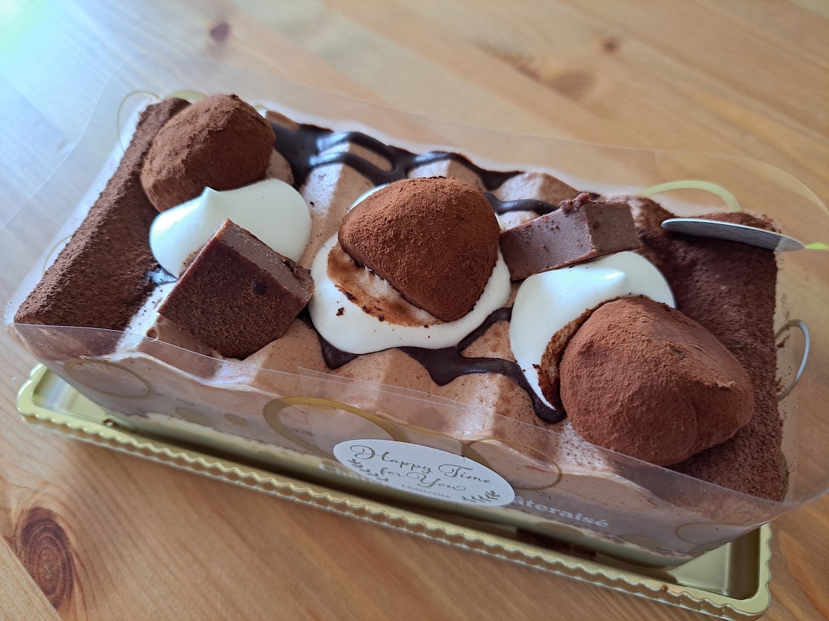 シャトレーゼの「生チョコ大福バトン」はホワイトチョコ、チョコがたっぷりのクリーム◎