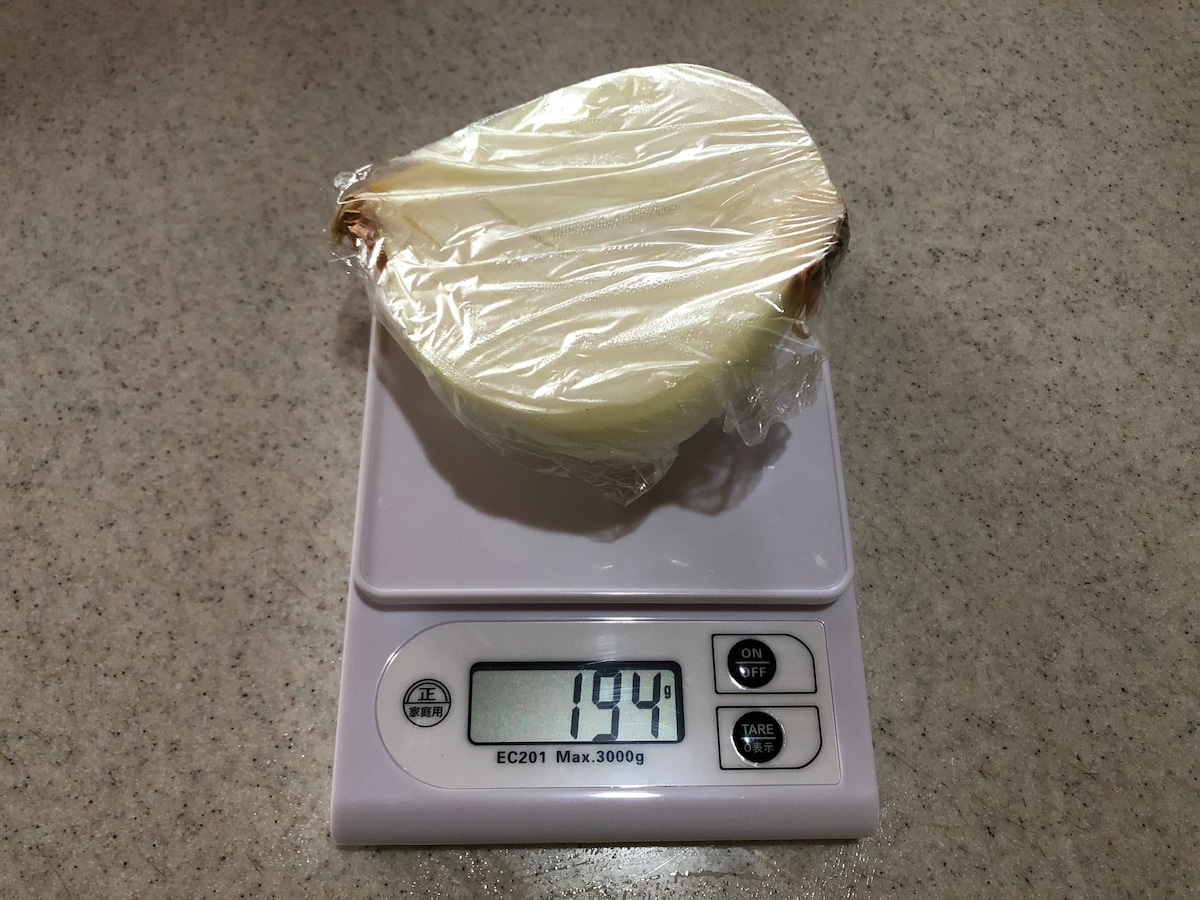 ダイソーの「デジタルキッチンスケール」で玉ねぎの重さを量ってみた